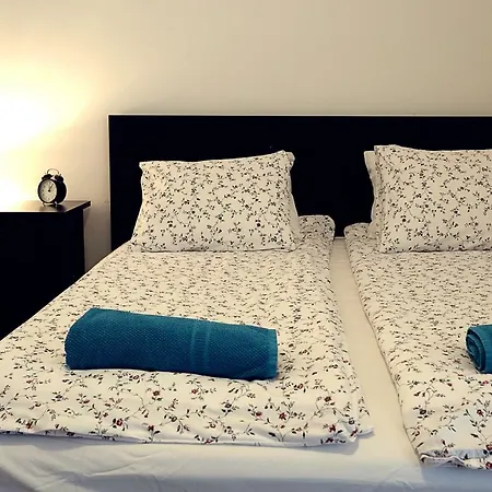 Townhouse On Budapest Border Ferienhaus *