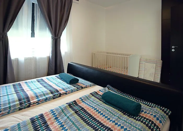 Townhouse On Budapest Border 別荘 ブダエルシュ